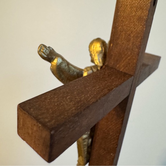 Risen Christ 10" Wood w/Brass Inlay Wall Crucifix - Picture 8 of 13